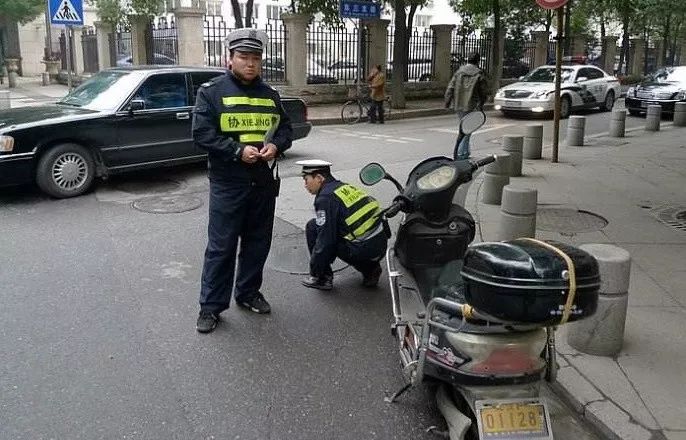 路上最容易违章的10个场景，不好好看100分都不够扣！