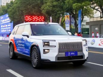 以科技赋能，与跑者同行，极氪护航2025杭州马拉松成功举行