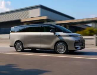 AI全场景家庭旗舰MPV!限时26.98万元起,吉利银河V900上市