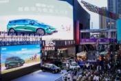 华为乾崑大六座星海V6正式预售，10.49万元起，旭日阳刚现场打CALL